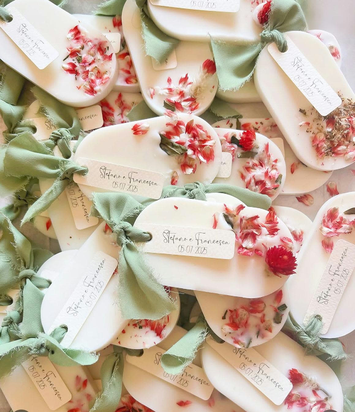 Nina Tart ovali in cera di soia con petali rossi, nastri in seta salvia e tag personalizzati
