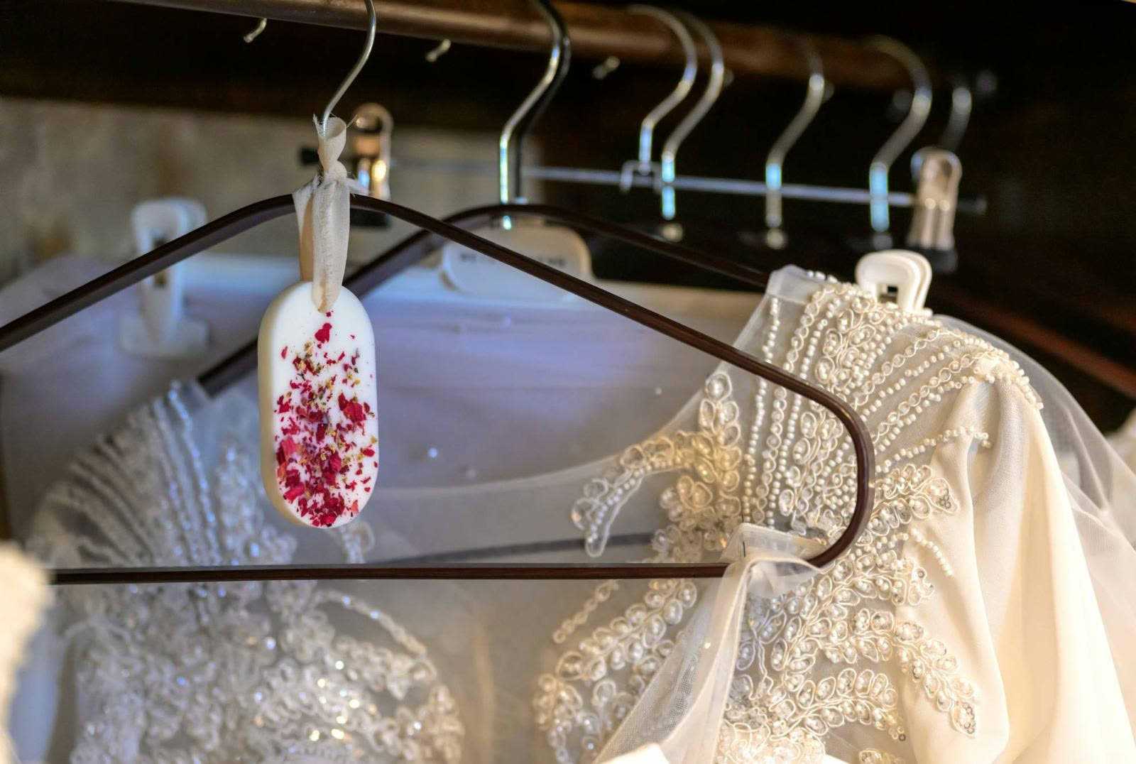 Nina Tart profumatore appeso alla gruccia dell’abito da sposa